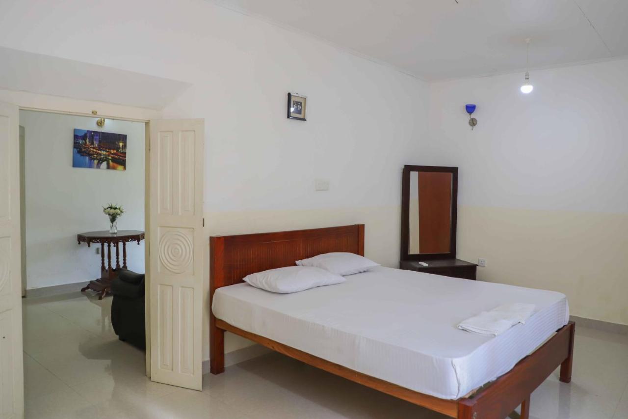 Ilamparuma Hotel Уелигама Екстериор снимка