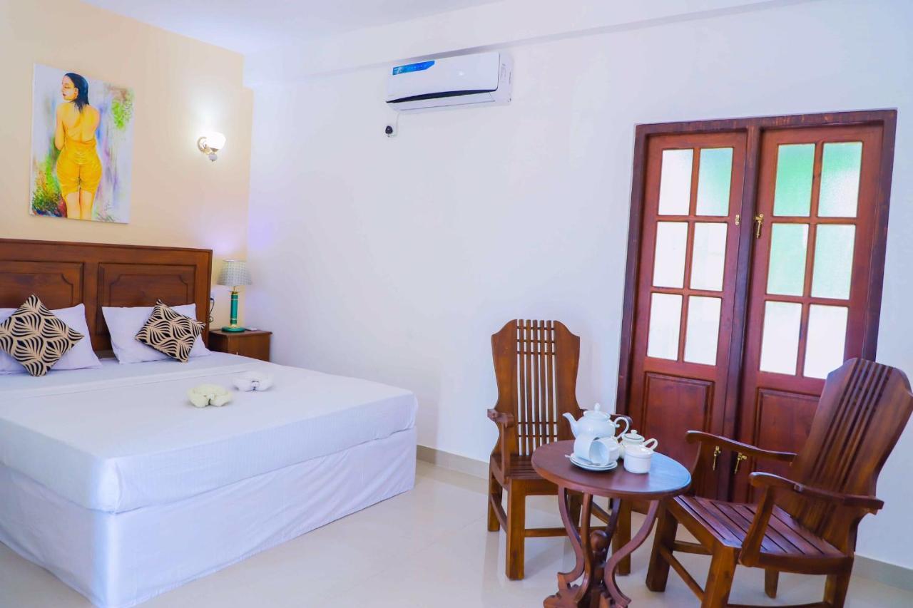 Ilamparuma Hotel Уелигама Екстериор снимка